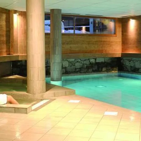 T2 Avec Et Piscine, Proche Centre Et Pistes De - - Fr-1-598-85 *