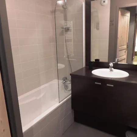 T2 Avec Et Piscine, Proche Centre Et Pistes De - - Fr-1-598-85