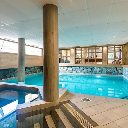 T2 Avec Et Piscine, Proche Centre Et Pistes De - - Fr-1-598-85 *